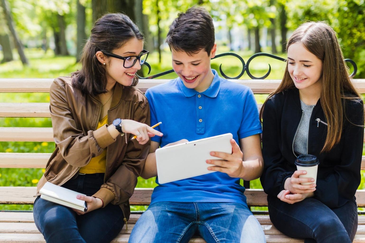 Estudiante internacional gestionando sus finanzas con aplicaciones móviles