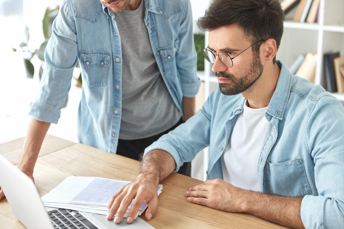 Estudiante trabajando medio tiempo mientras estudia